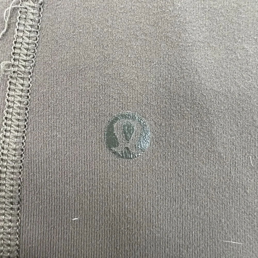 Lululemon Size 6 Manifesto Groove Crop Pants‎ Women's Wide Leg Logo Print Detail